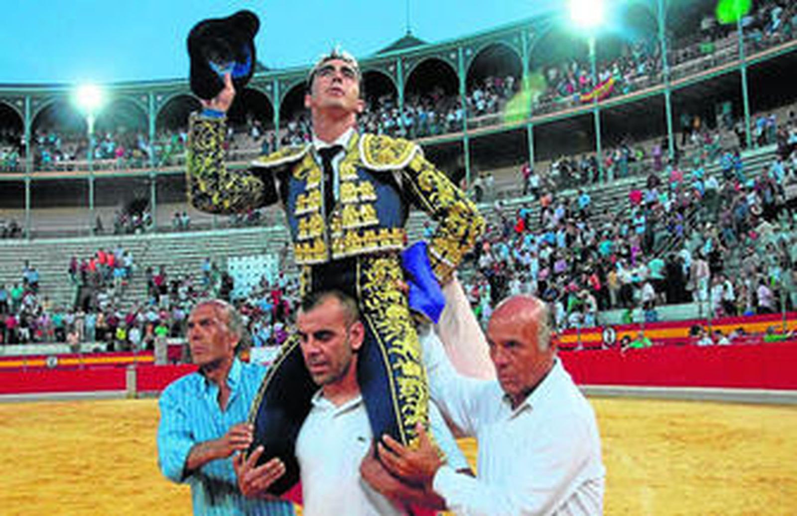 El Fandi saluda a su público tras cortar dos orejas en el coso granadino.