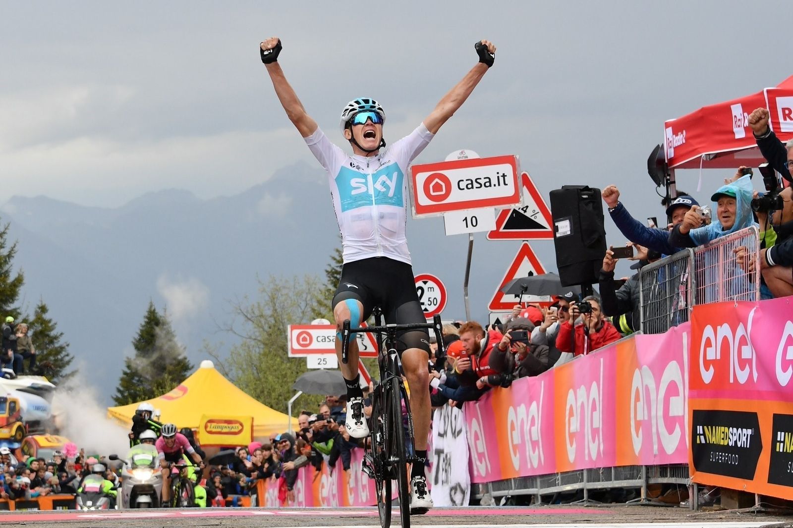 Chris Froome levanta los brazos al cruzar la meta en el Zoncolan.