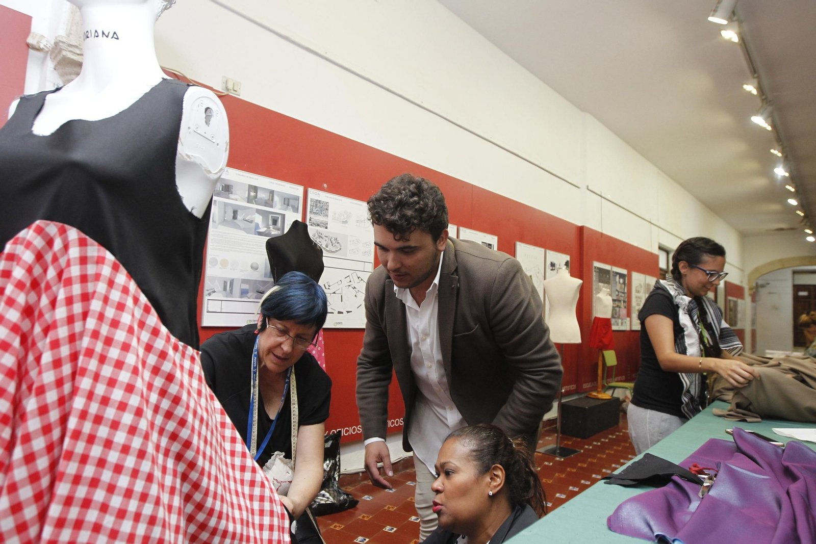 Taller de moda flamenca en la Escuela de Arte por Camacho Ríos