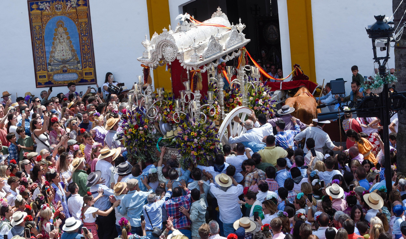 El paso de las Hermandades de Coria y La Puebla del Río por Villamanrique, en imágenes