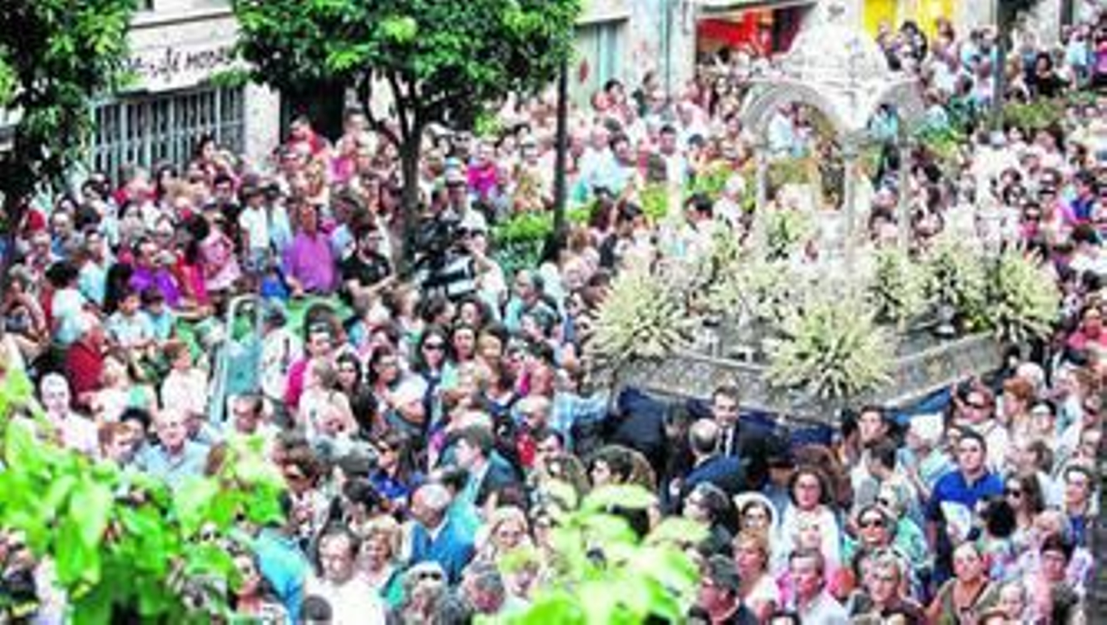La Vega Larga se vio desbordada de personas acompañando al paso de plata de la Virgen de la Cinta.
