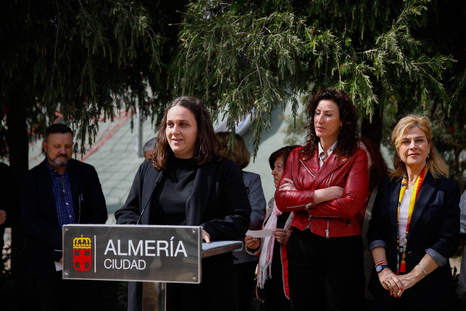 Las imágenes de la plantación de un olivo y el entierro de una cápsula del tiempo