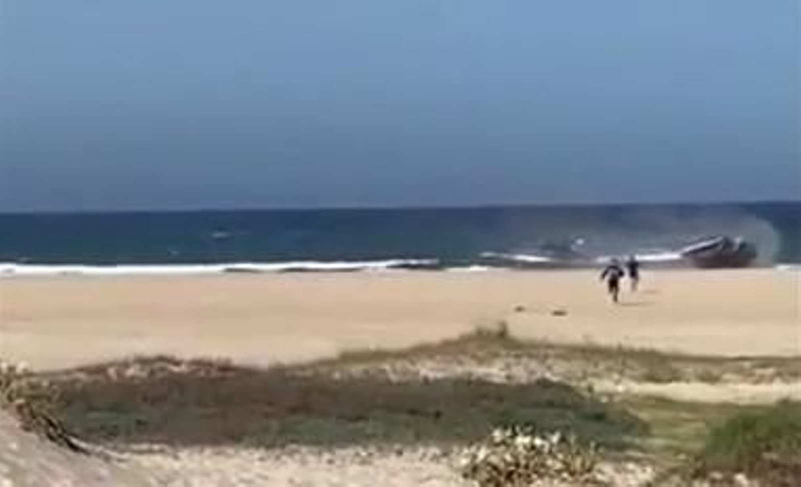 Dos detenidos tras embarrancar su narcolancha en la playa de Los Lances