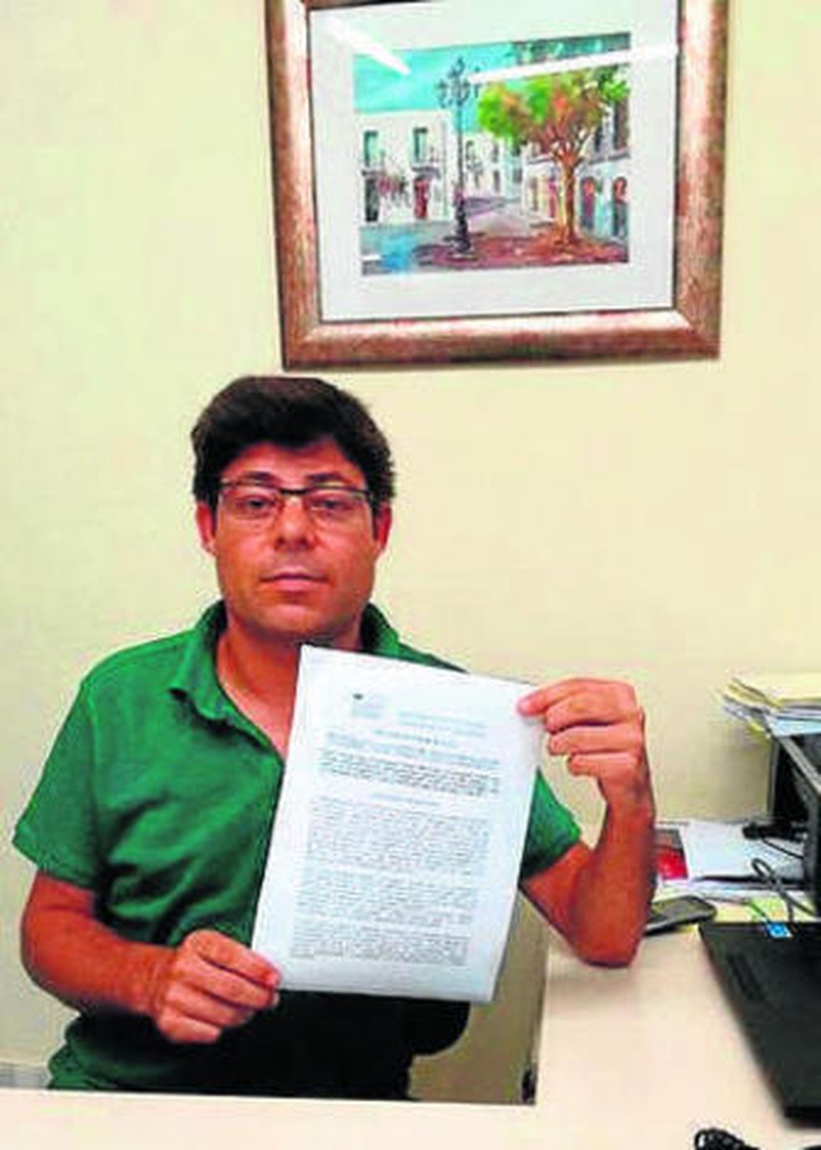 Alexis Pineda con la moción.