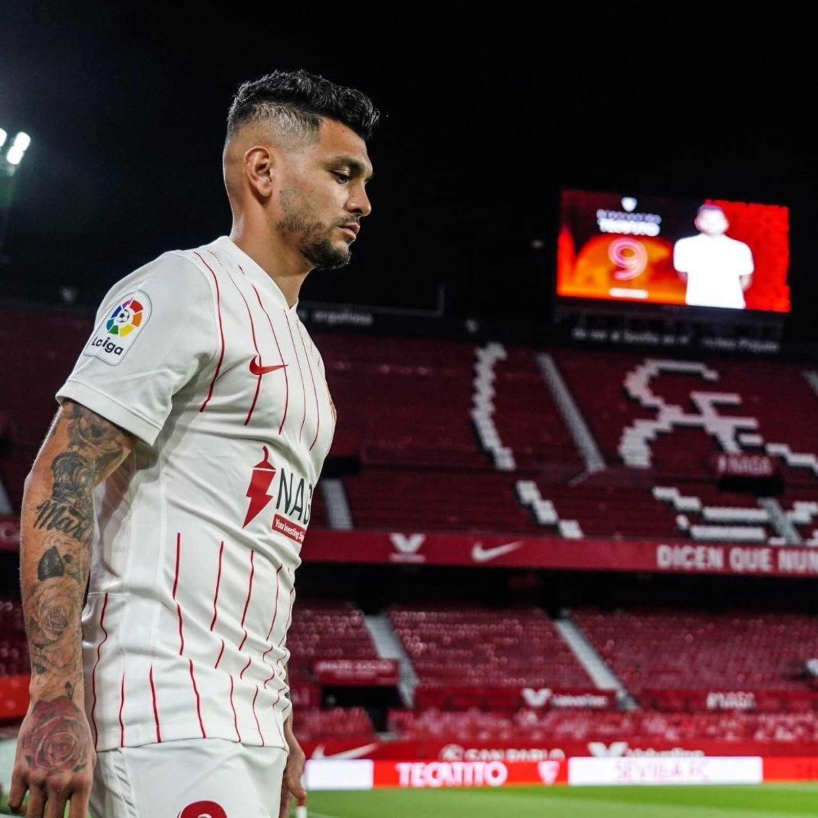 Tecatito Corona, en una de las imágenes promocionales que protagonizó en el estadio del Sevilla.