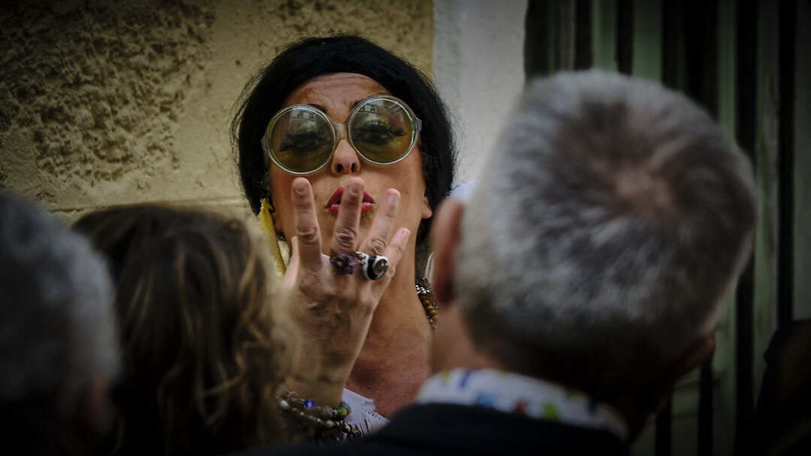 Koki, ataviada de LolaFlores y sin El Pescailla, en la calle Circo.