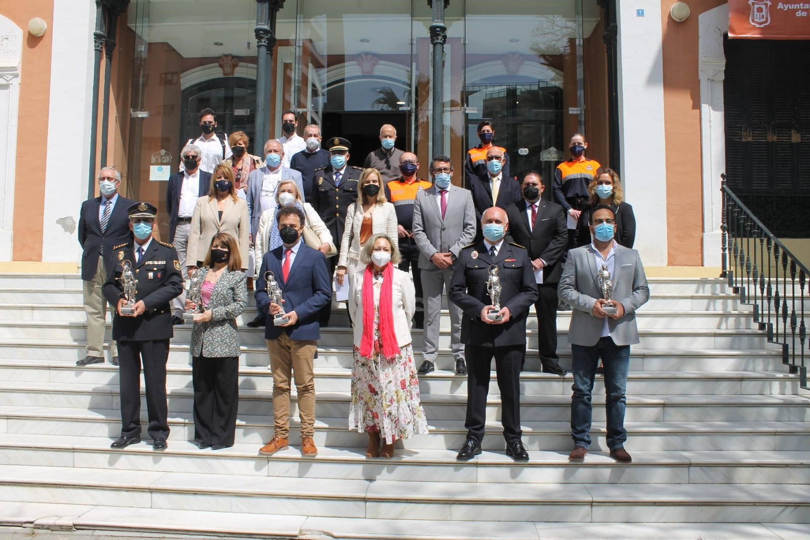 Foto de la familia con los representantes de la asociación vecinal y los premiados. Foto de la familia con los representantes de la asociación vecinal y los premiados.