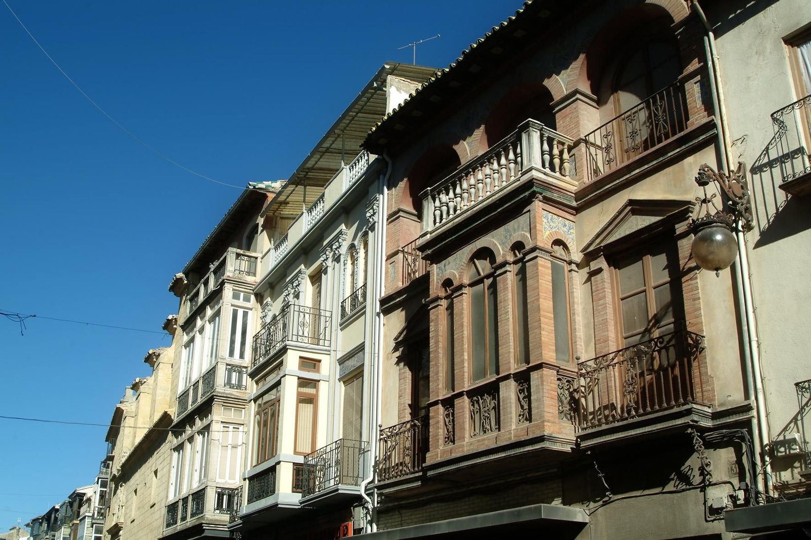 Alcalá la Real, tierra de frontera, se ubica al sur de la provincia de Jaén. Alcalá la Real, tierra de frontera, se ubica al sur de la provincia de Jaén.