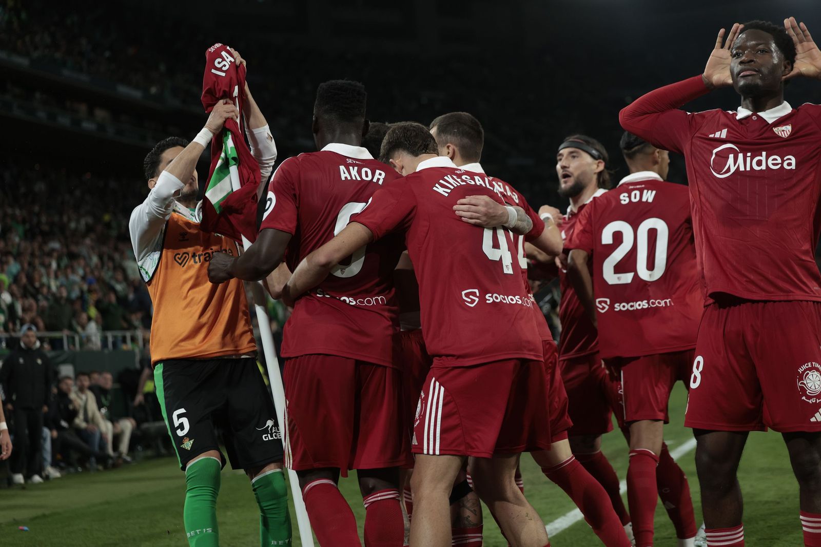 Bartra quita la camiseta de Isaac del banderín de córner en la celebración del 2-2 sevillista.