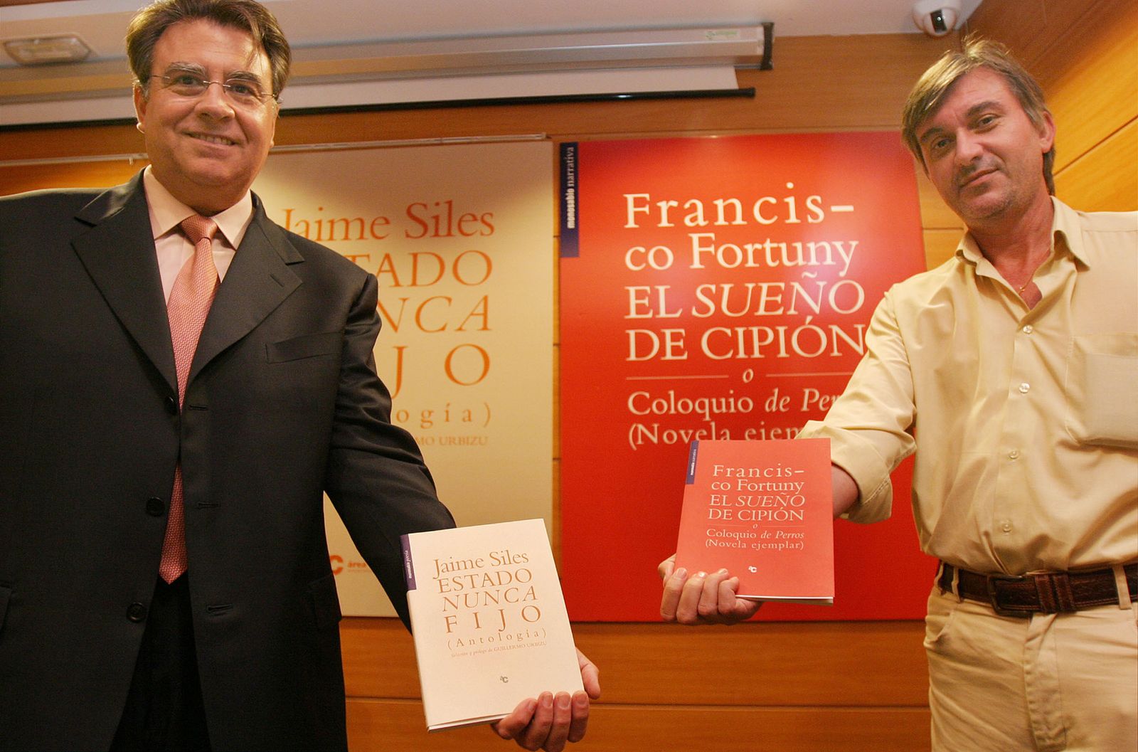 Imagen de archivo de Francisco Fortuny (derecha) en la presentación de uno de sus libros.