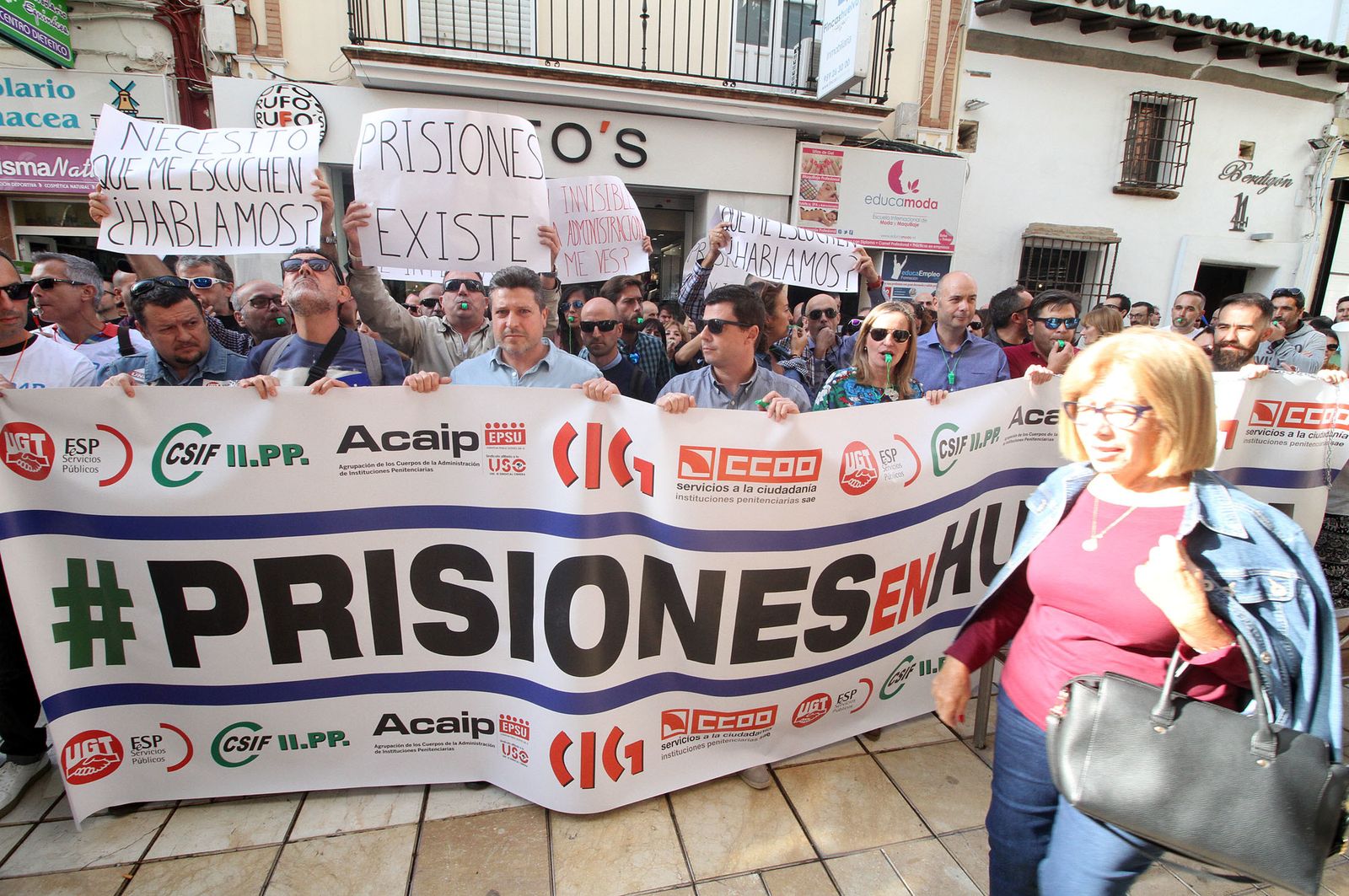 Imágenes de la concentración de funcionarios de prisión ante la subdelegación del Gobierno