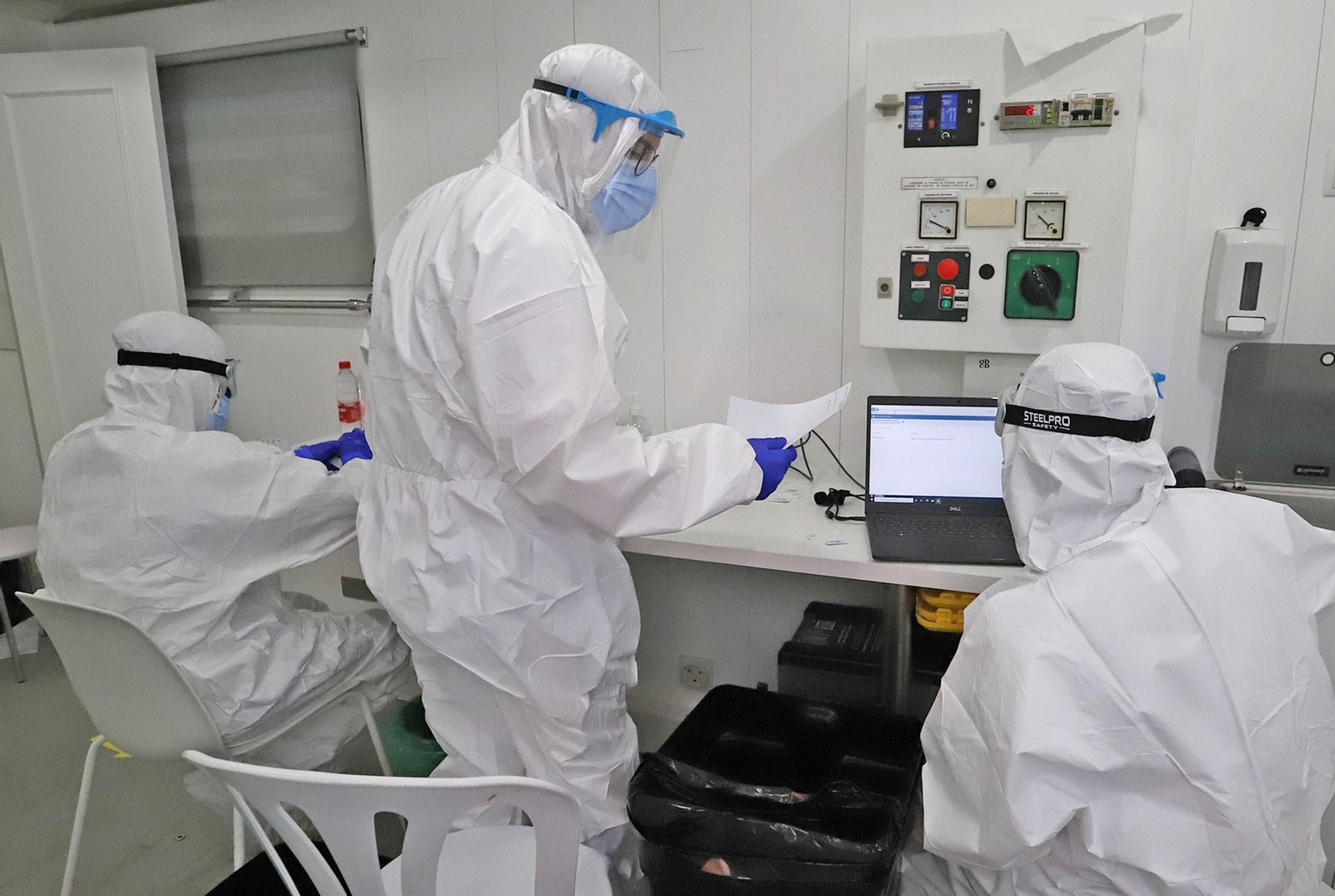 Varios sanitarios trabajan con test realizados en cribados masivos en la provincia de Huelva.