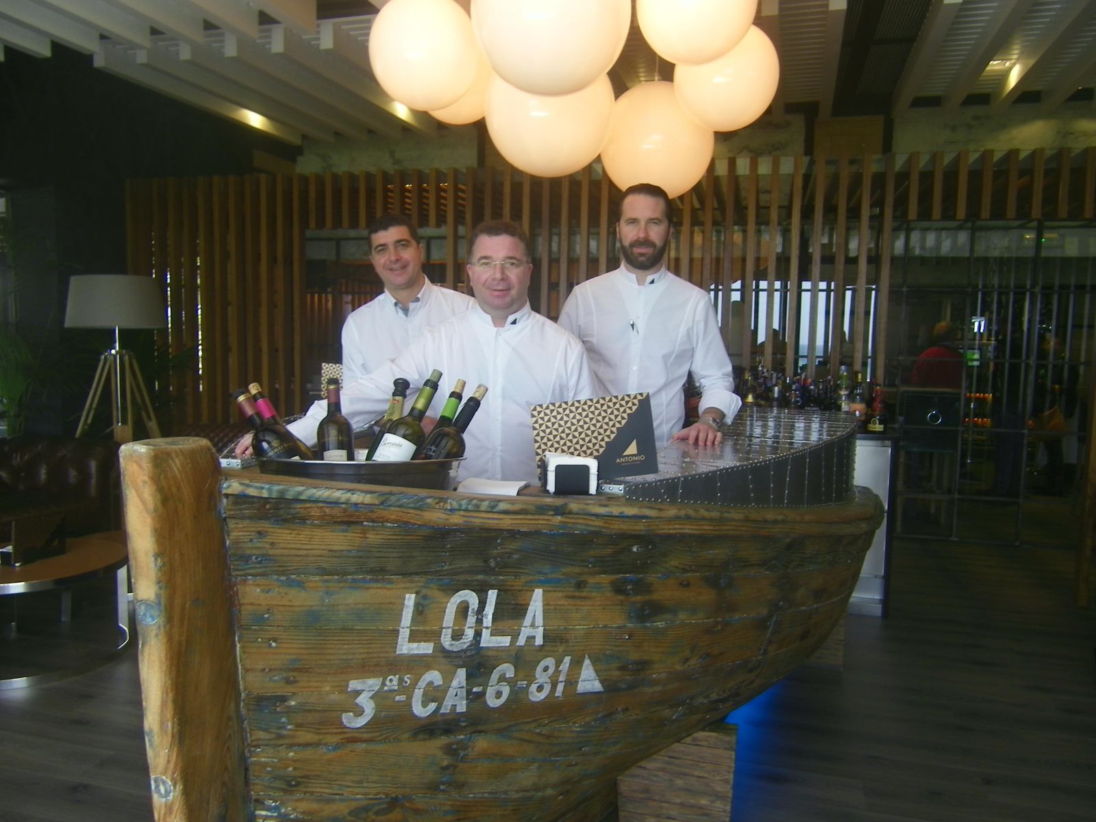 Los hermanos Mota en un salón que han puesto para recibir a los clientes.