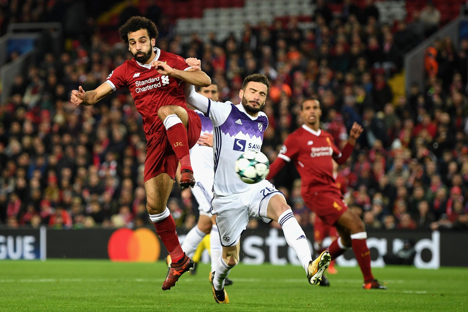 Salah dispara a puerta.