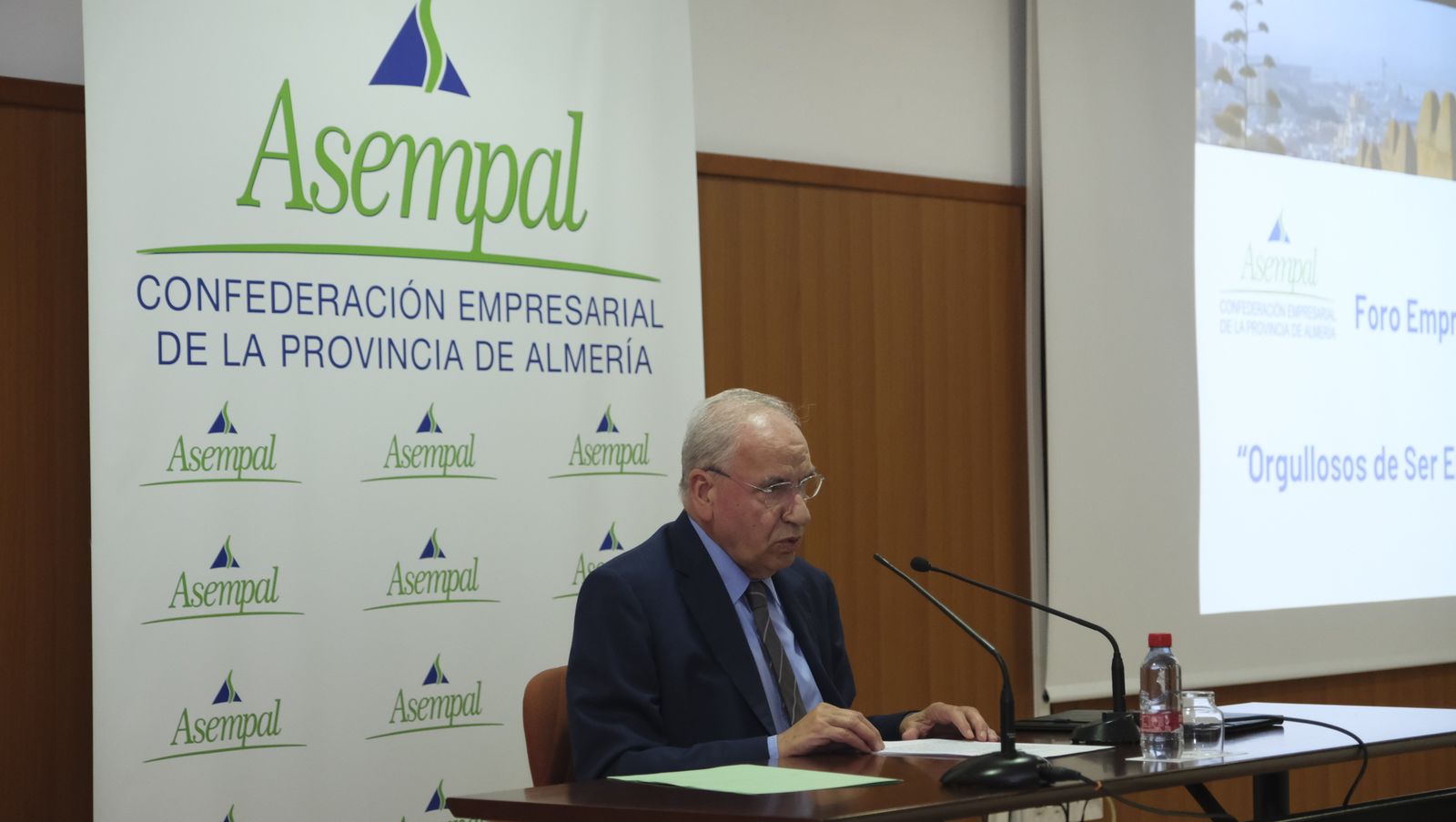Imágenes de la conferencia de Alfonso Guerra en el Foro Empresarial de Asempal, en Almería