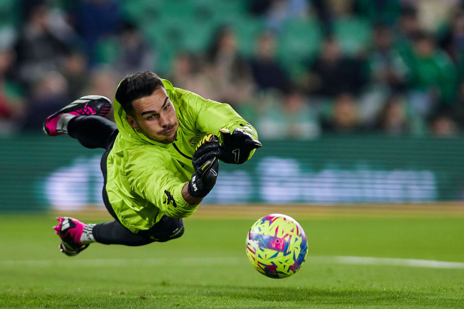Dani Martín, en el calentamiento previo a un partido con el Betis.
