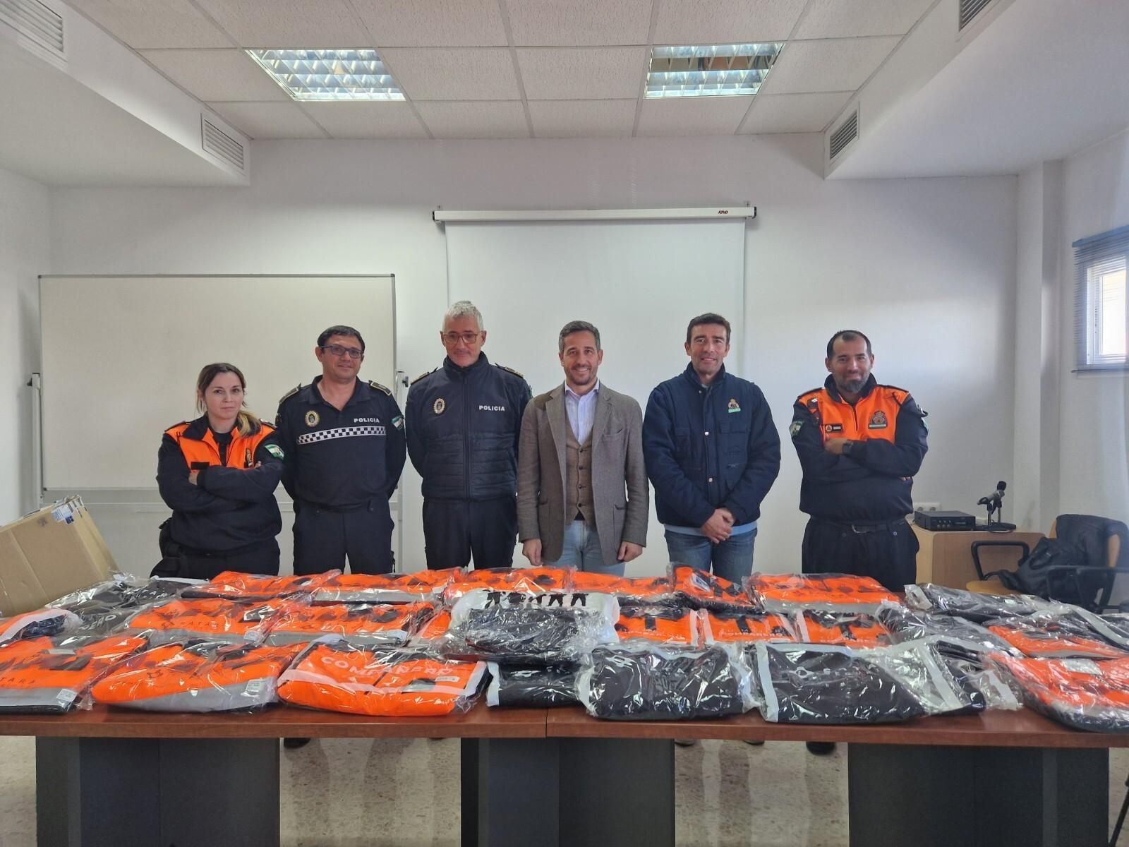 El concejal de Seguridad presenta los nuevos uniformes.