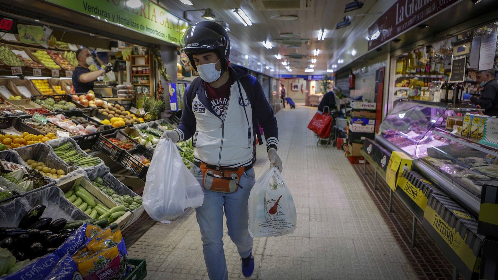 Uno de los repartidores de los mercados de abastos.