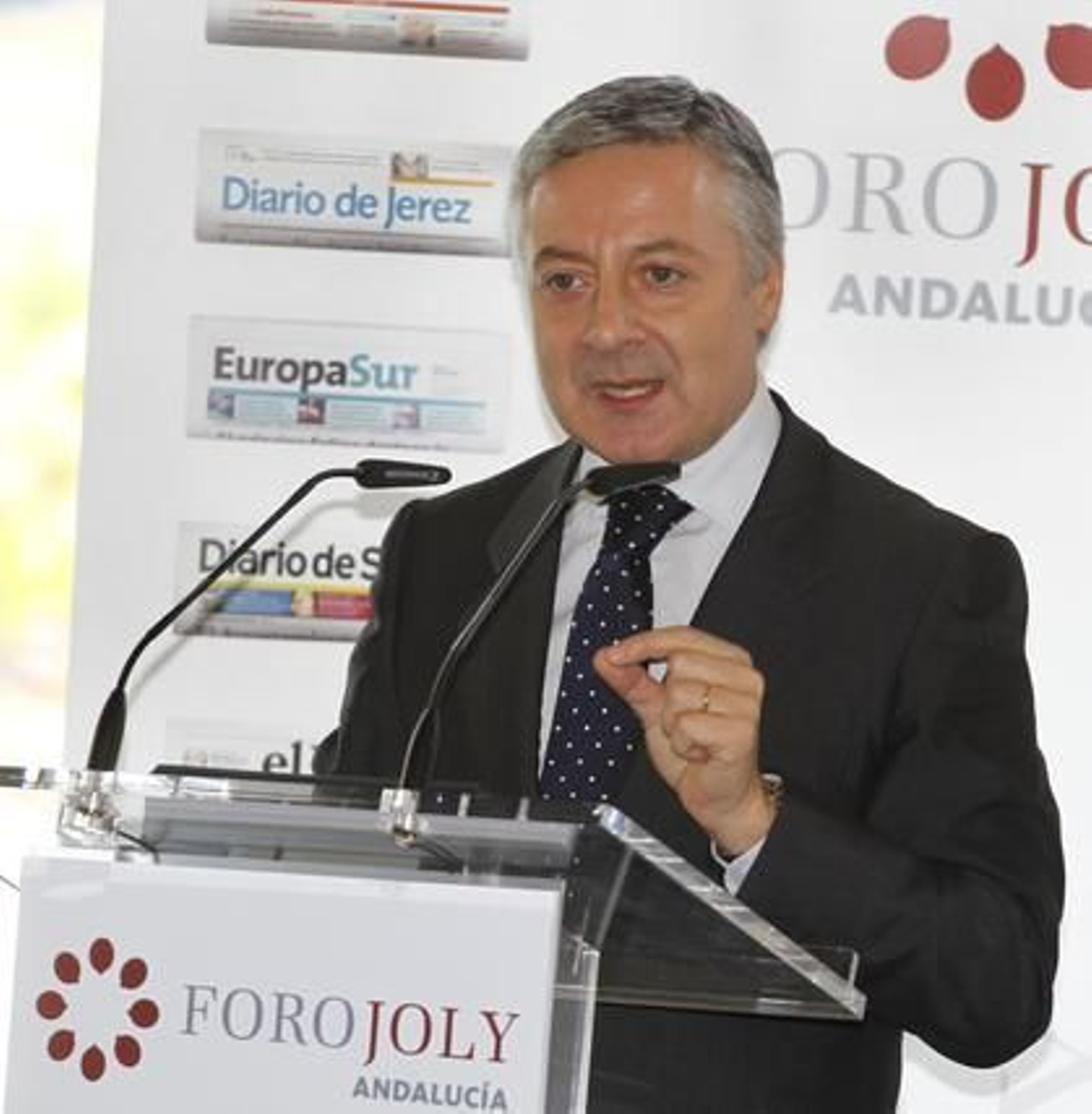 El ministro de Fomento y vicesecretario general del PSOE, José Blanco, se dirige al auditorio durante la presentación de Susana Díaz en el Foro Joly.

Foto: Juan Carlos Vázquez y Victoria Hidalgo