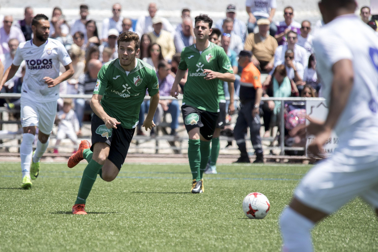El hueteño Javi Prieto conduce el cuero en el duelo de ayer en Las Viñas que presentó un gran aspecto.