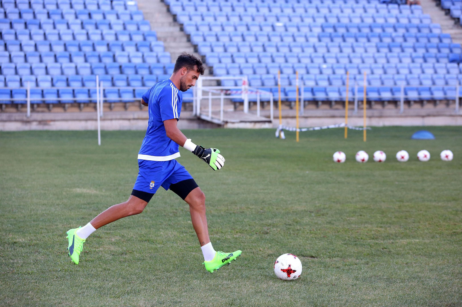 Marc Martínez se dispone a golpear el balón en un entrenamiento en el Nuevo Colombino.