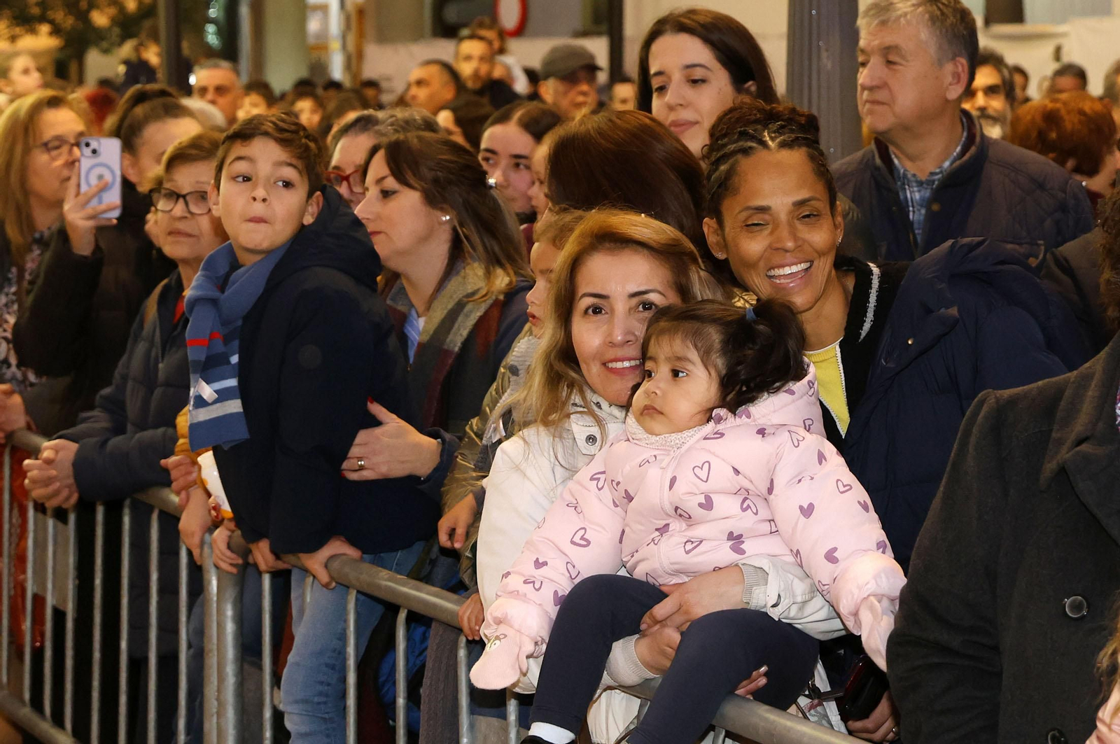 Imágenes del Heraldo Real anunciando la llegada de los Reyes Magos a Huelva