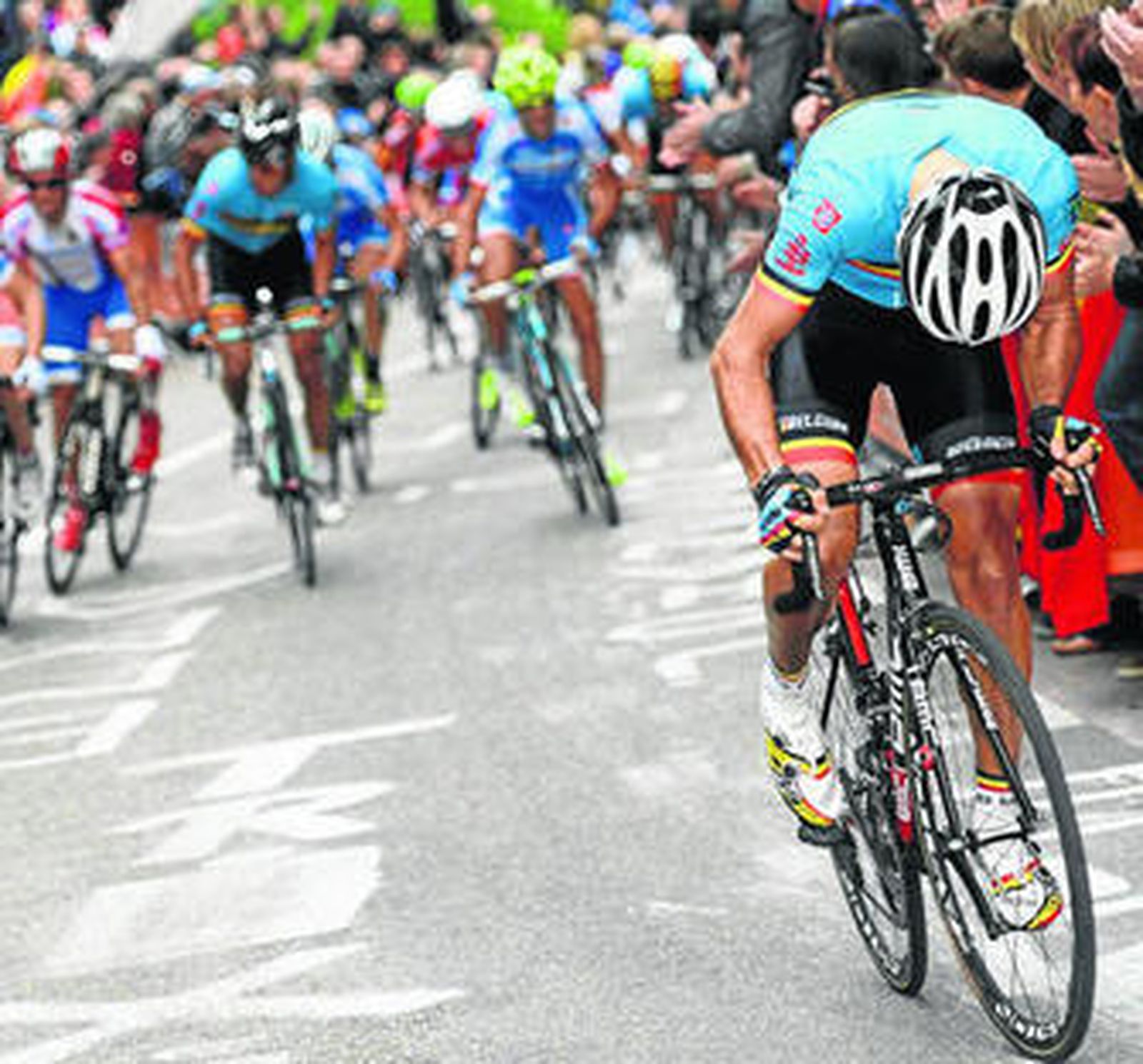 Gilbert ataca en la subida al Cauberg en la última vuelta sin que ningún rival reaccione.