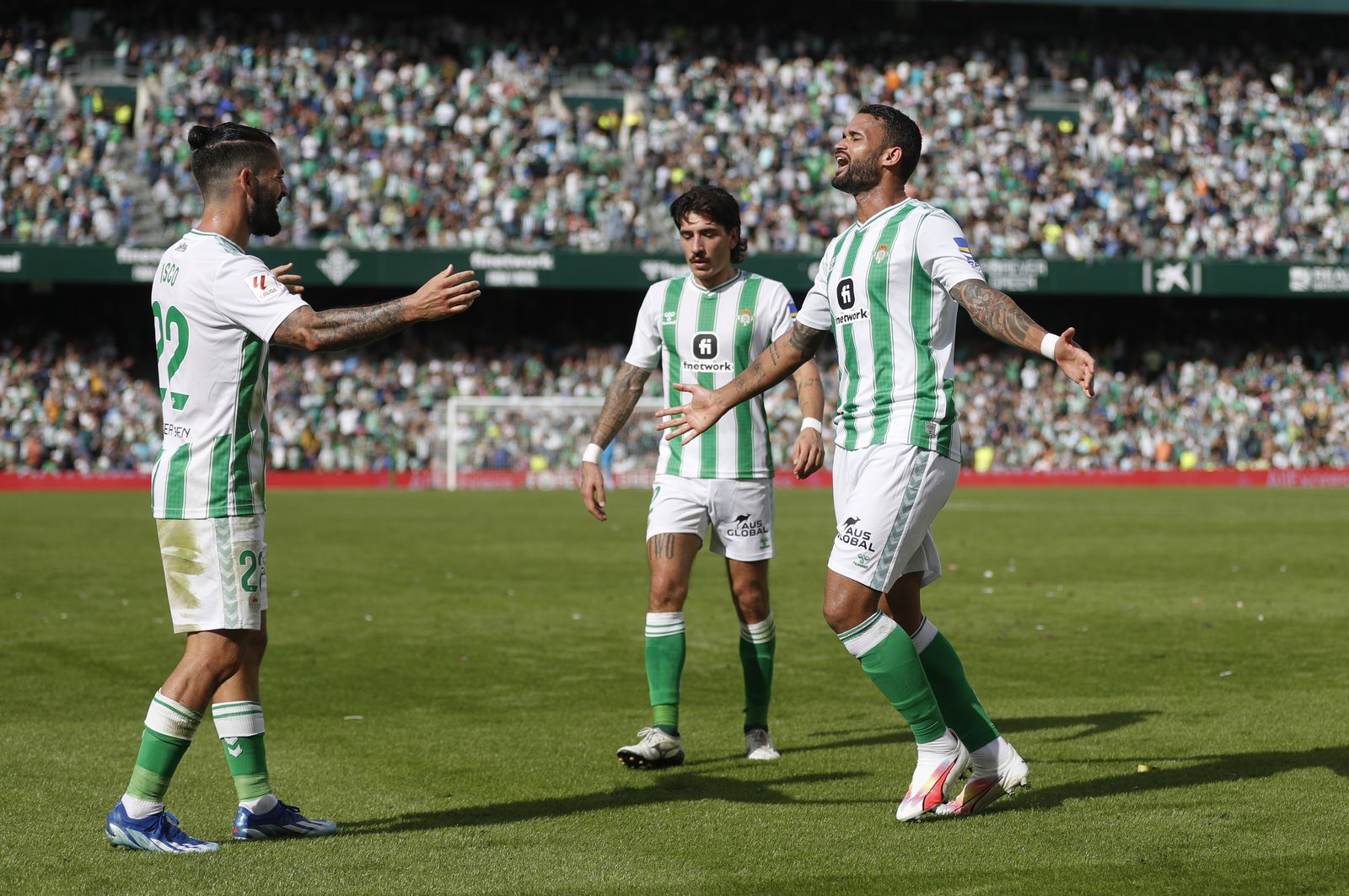 Isco celebra con Willian José, ante Bellerín, el gol del brasileño.