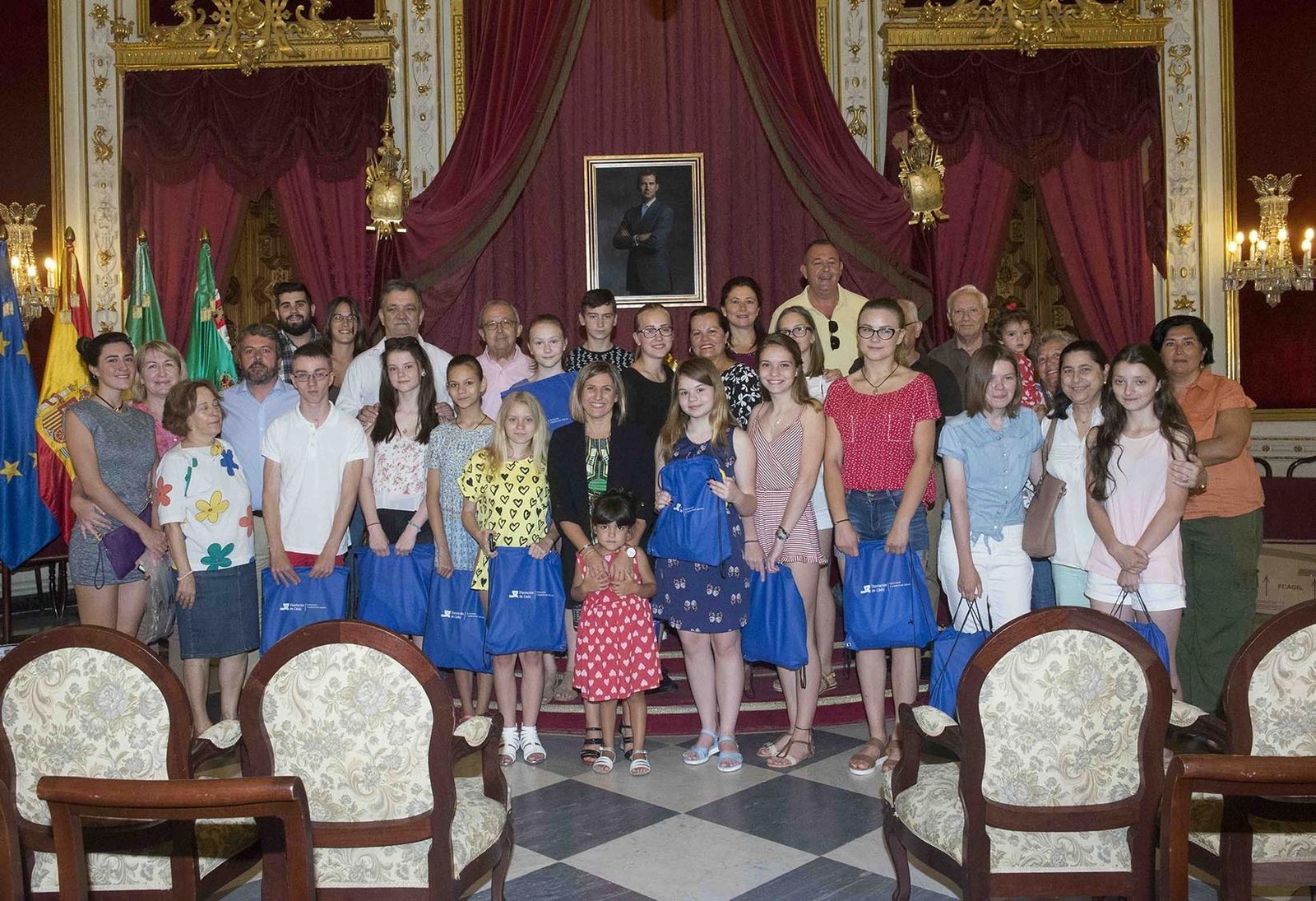 Los niños bielorrusos que pasan sus vacaciones en Cádiz, ayer con la presidenta de la Diputación.