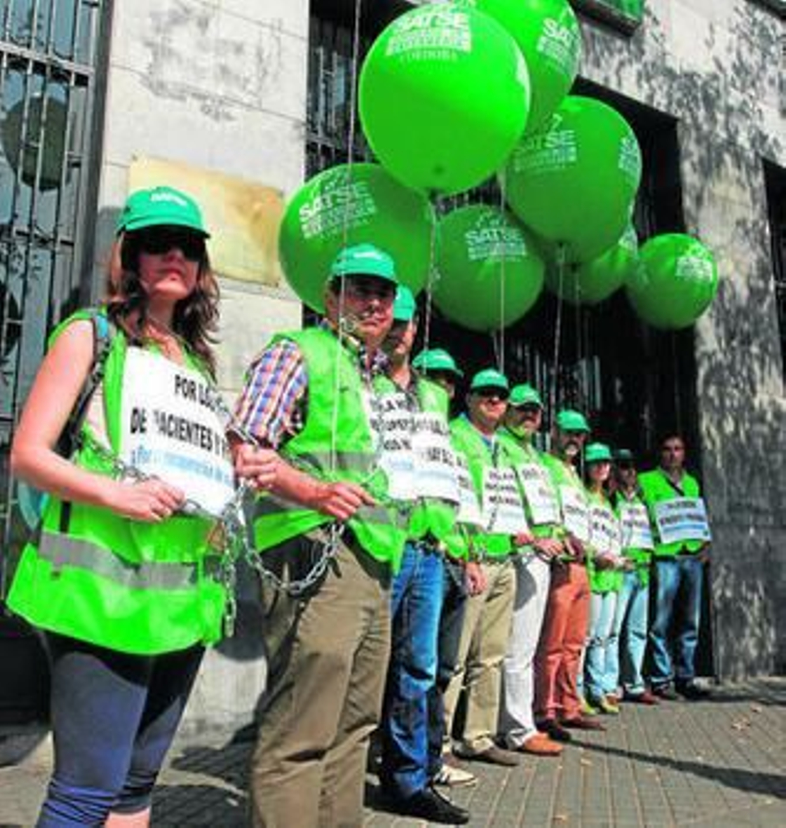 Delegados de Satse encadenados en la puerta de la Delegación de Salud.