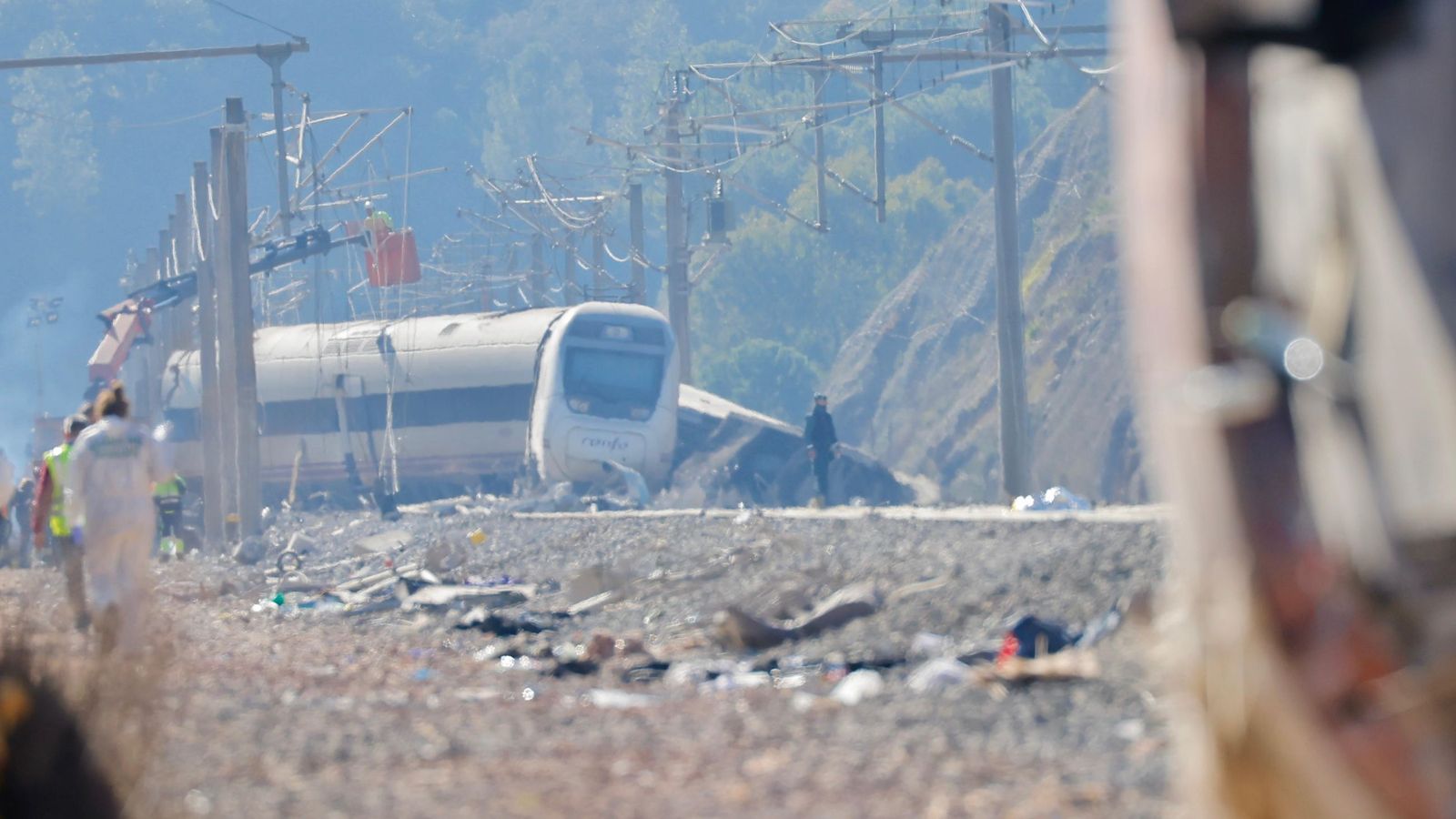 El tren Alvia, visto desde el último vagón del Iryo.