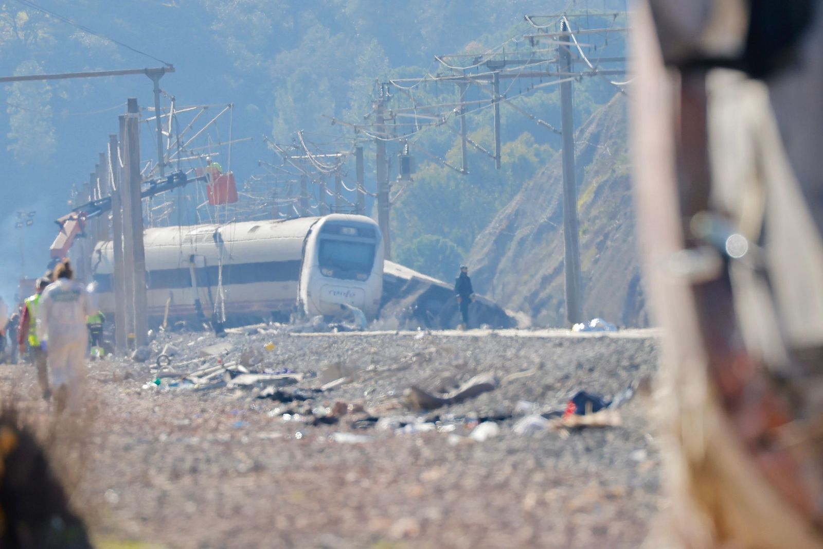 El tren Alvia, visto desde el último vagón del Iryo.