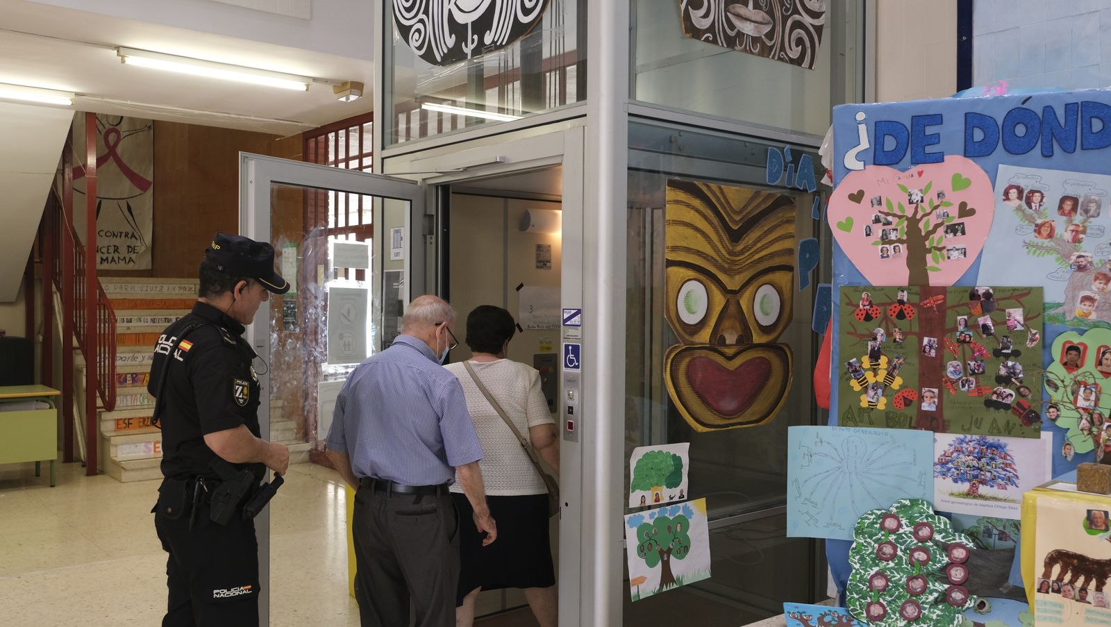 Imágenes de la votaciones en Almería al parlamento andaluz