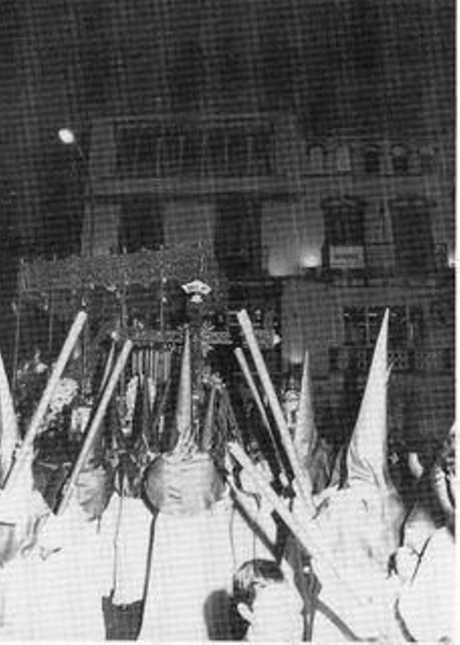 La Cruz de Guía de la Hiniesta ante el palio del Socorro