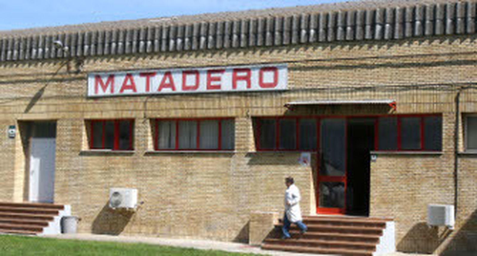 Aspecto exterior del matadero de Mercasevilla gestionado por la empresa privada Gesesur 2. / José Ángel García