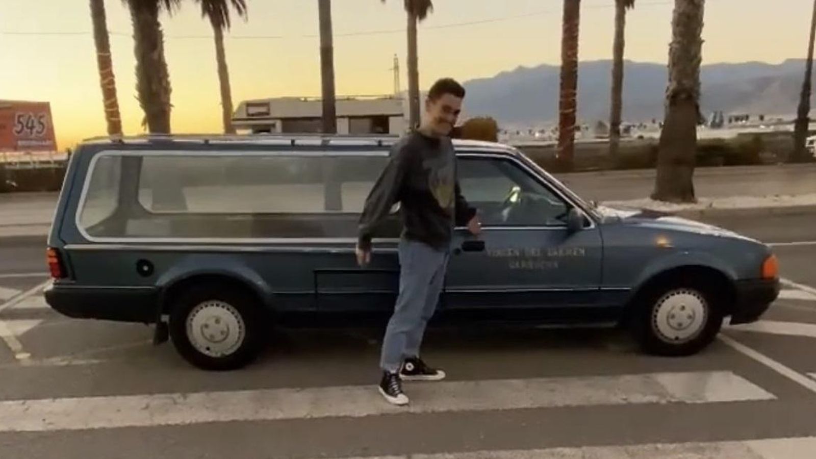 Ahikar Azcona en Almería para recoger un coche fúnebre.