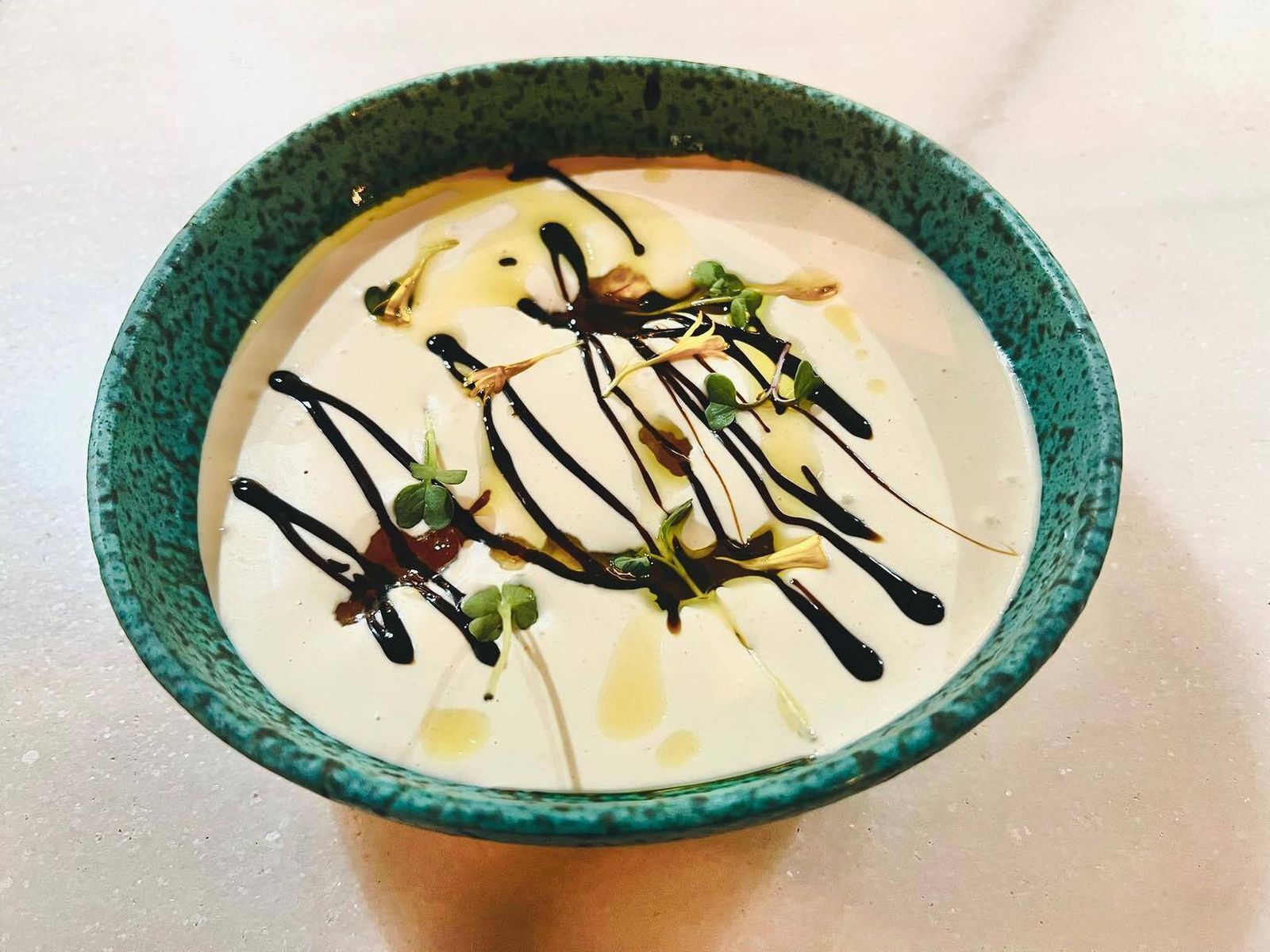 Mazamorra de almendra tostada con mezclum, vinagre de modena, anacardos y mermelada de naranja amarga de La Taberna del Río