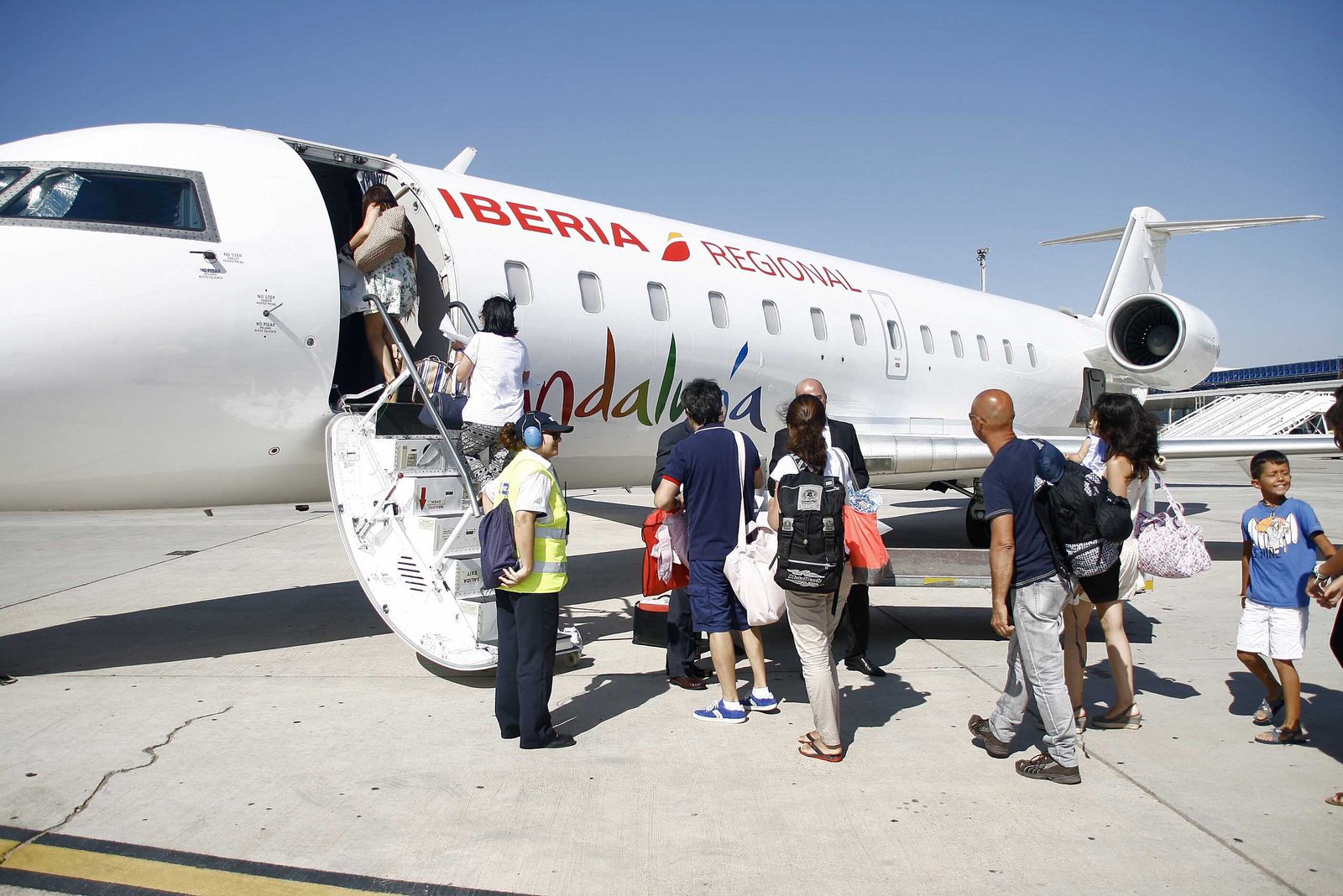 Los pasajeros embarcan en el avión.