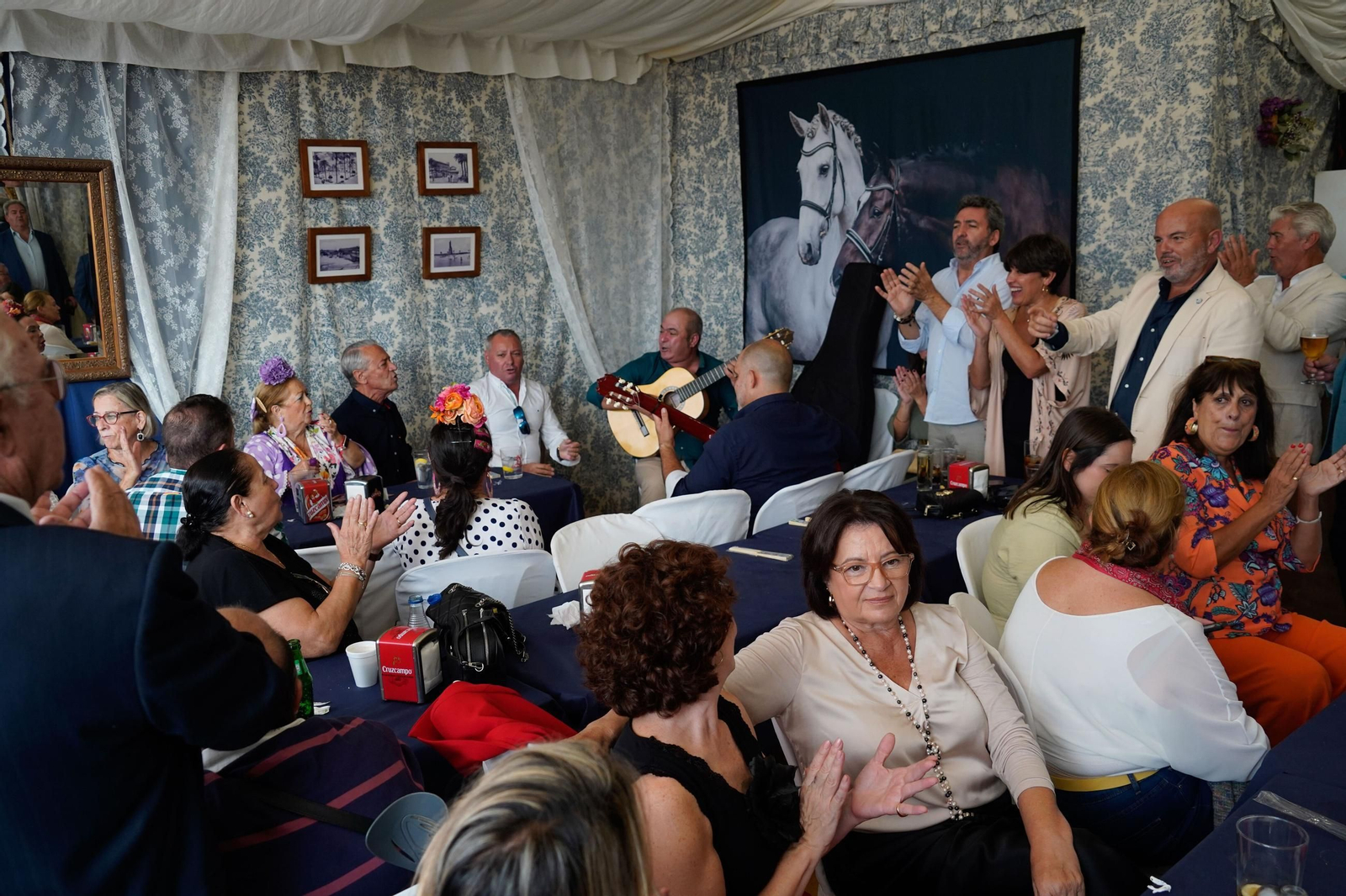 Ambiente en el interior de una caseta de la Feria del Caballo de Huelva el año pasado.
