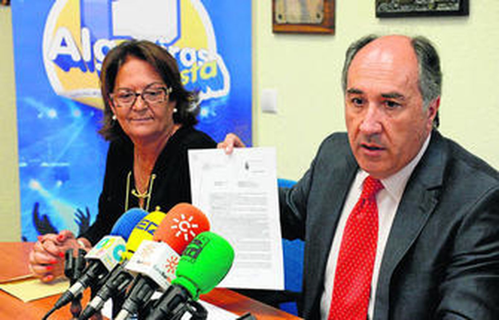 José Ignacio Landaluce, junto a Juana Cid, enseña ayer la denuncia presentada en la comisaría de la Policía Nacional.