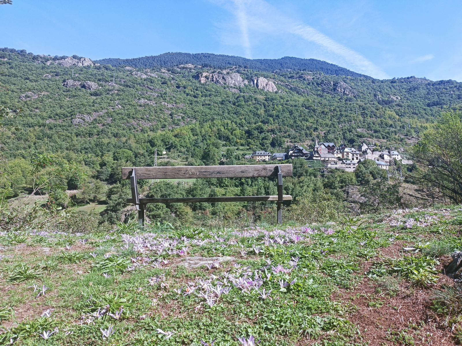 Veremos muchos pueblos 'colgados' de las laderas de las montañas que delimitan el Valle de Arán.