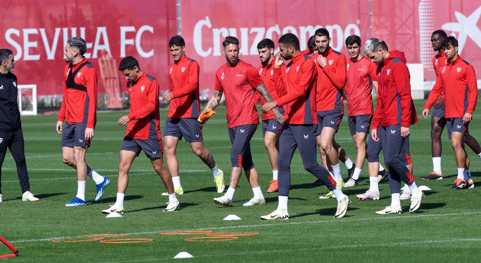 Sergio Ramos conversa con En-Nesyri ante Rafa Mir, de nuevo descartado.