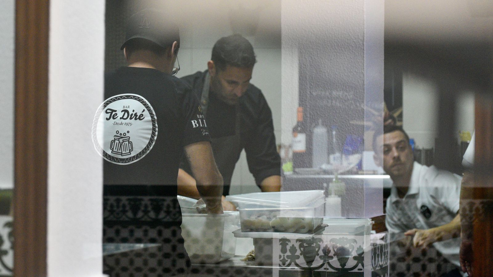 Las fotos del primer dia de reapertura del Bar 'Te dire' en Algeciras