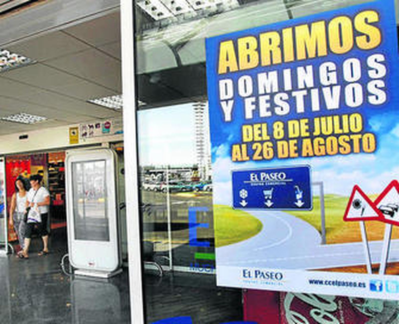 Uno de los carteles anunciando la apertura de El Paseo.