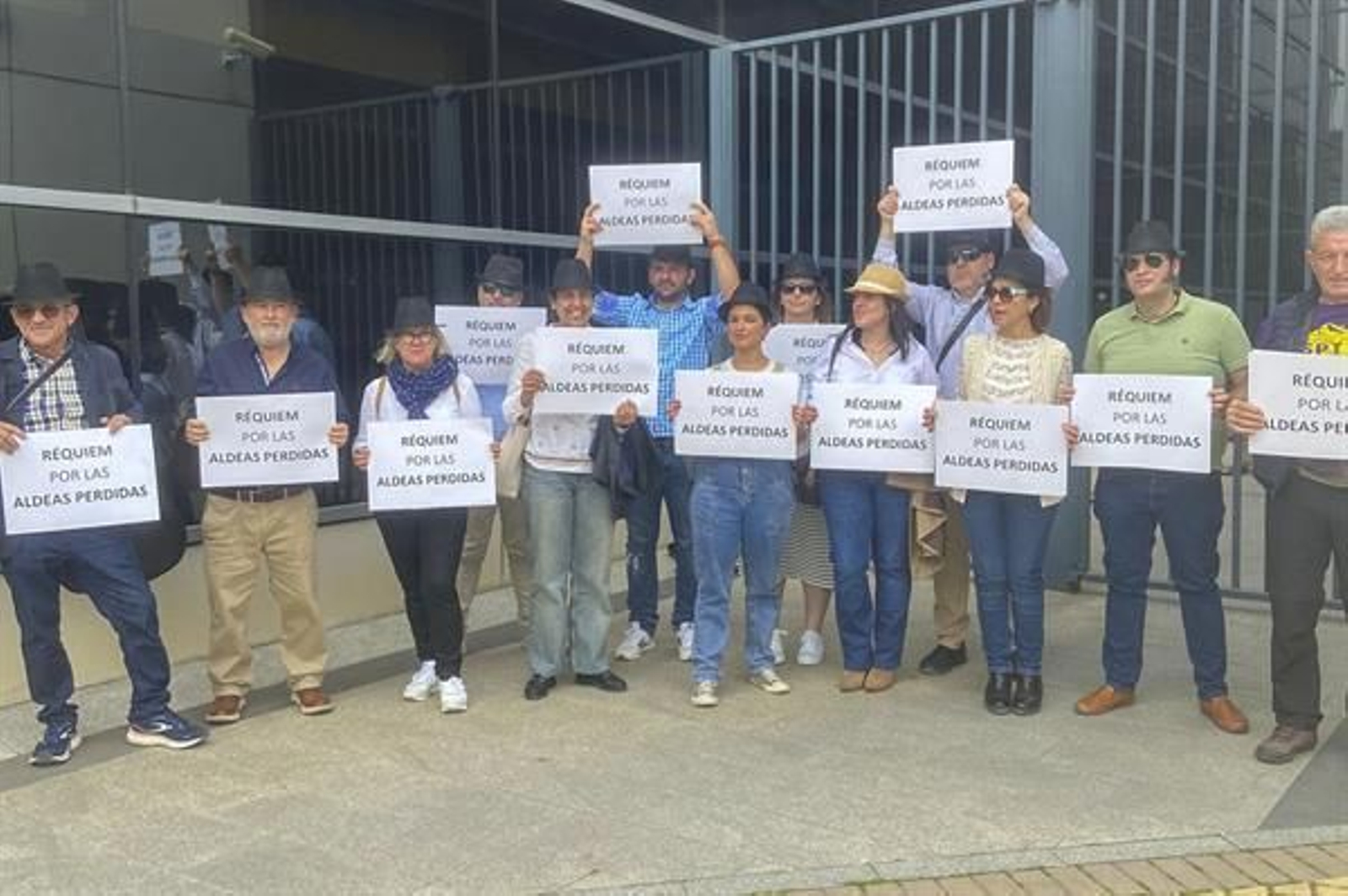 Nativos de aldeas perdidas de Jaén, en la concentración ante la delegación.