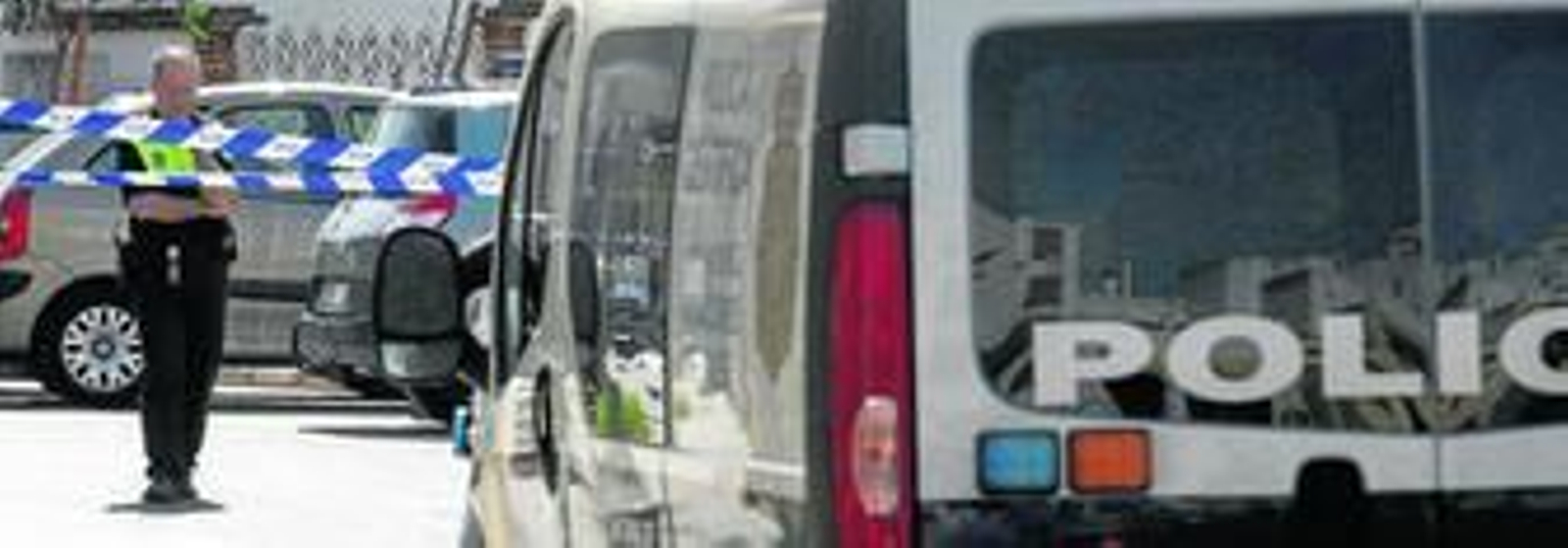 Un agente de la Policía Local camina hacia el furgón de la Policía Científica, el pasado 25 de mayo en San Juan de Aznalfarache.