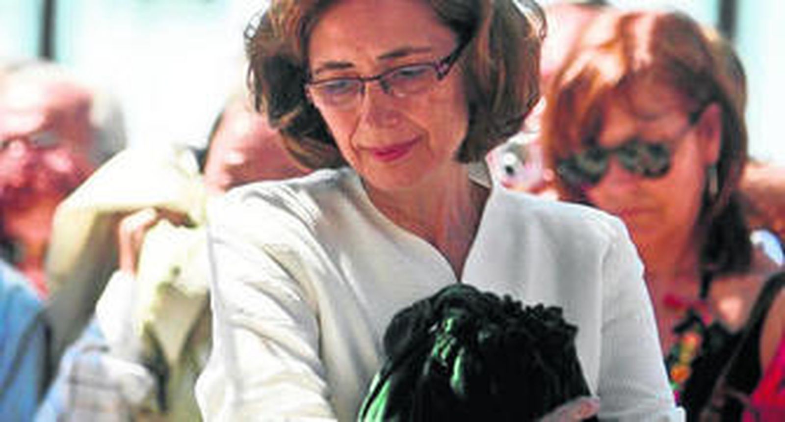 Pilar del Río porta las cenizas de Saramago en la ceremonia.