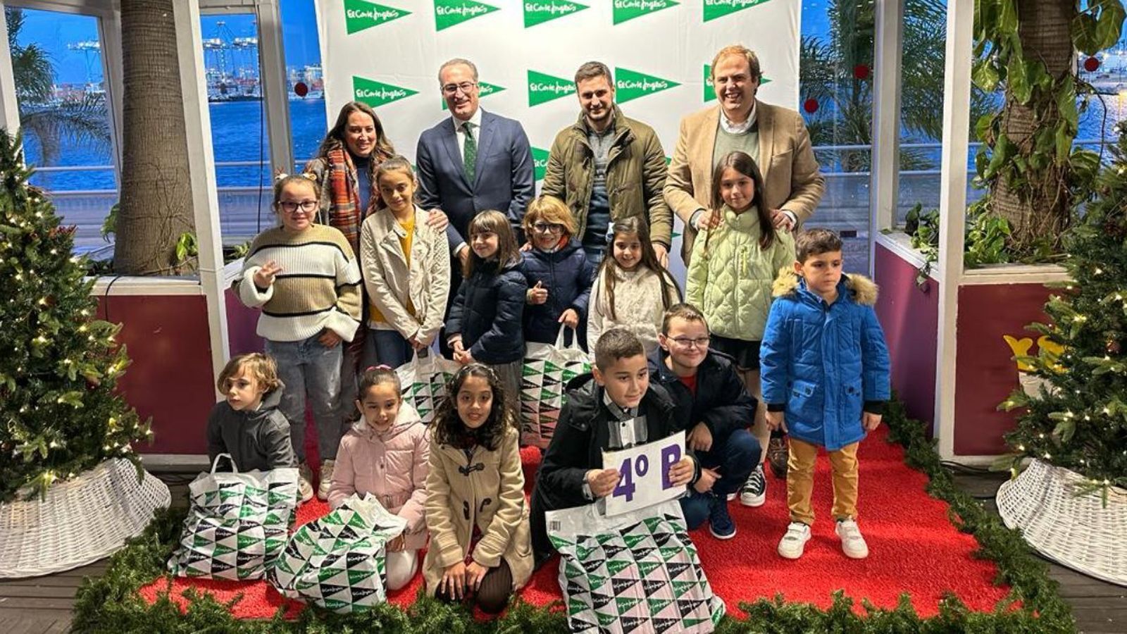 Los alumnos premiados en el concurso navideño.