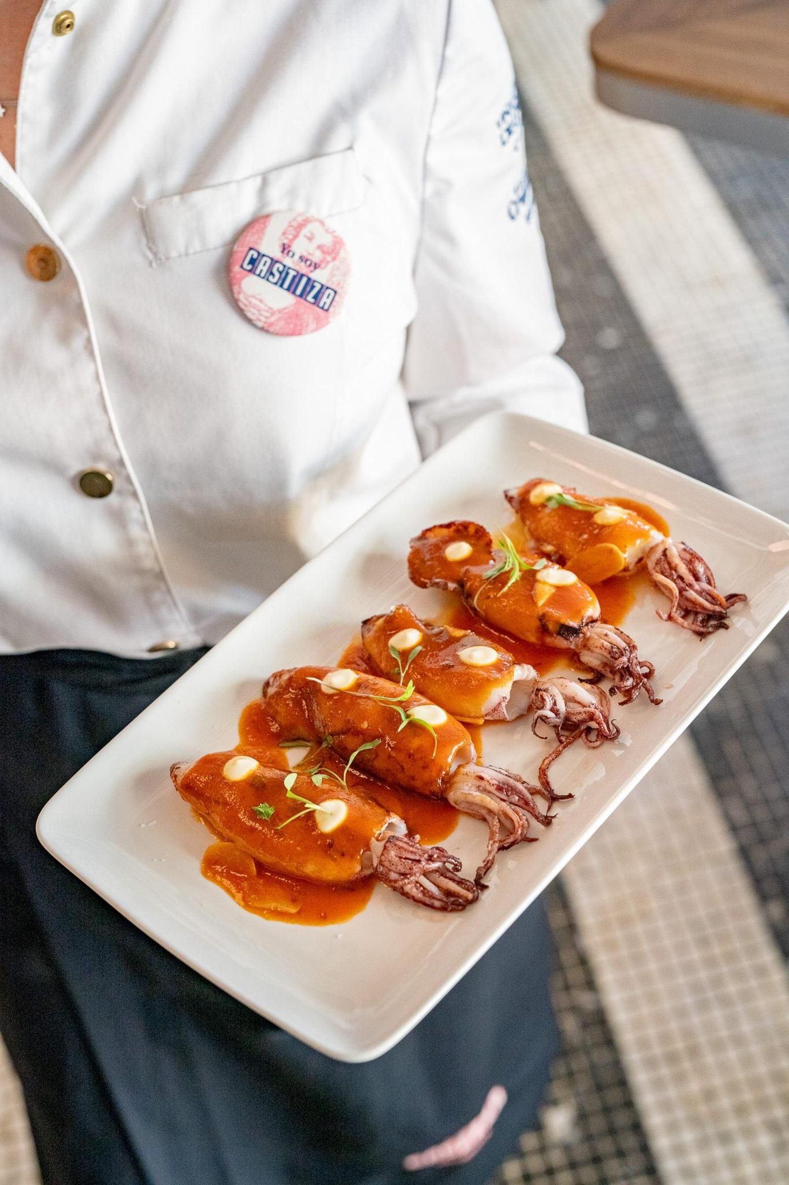 Chipirones a la parrilla con salsa marinera y mayo de limón