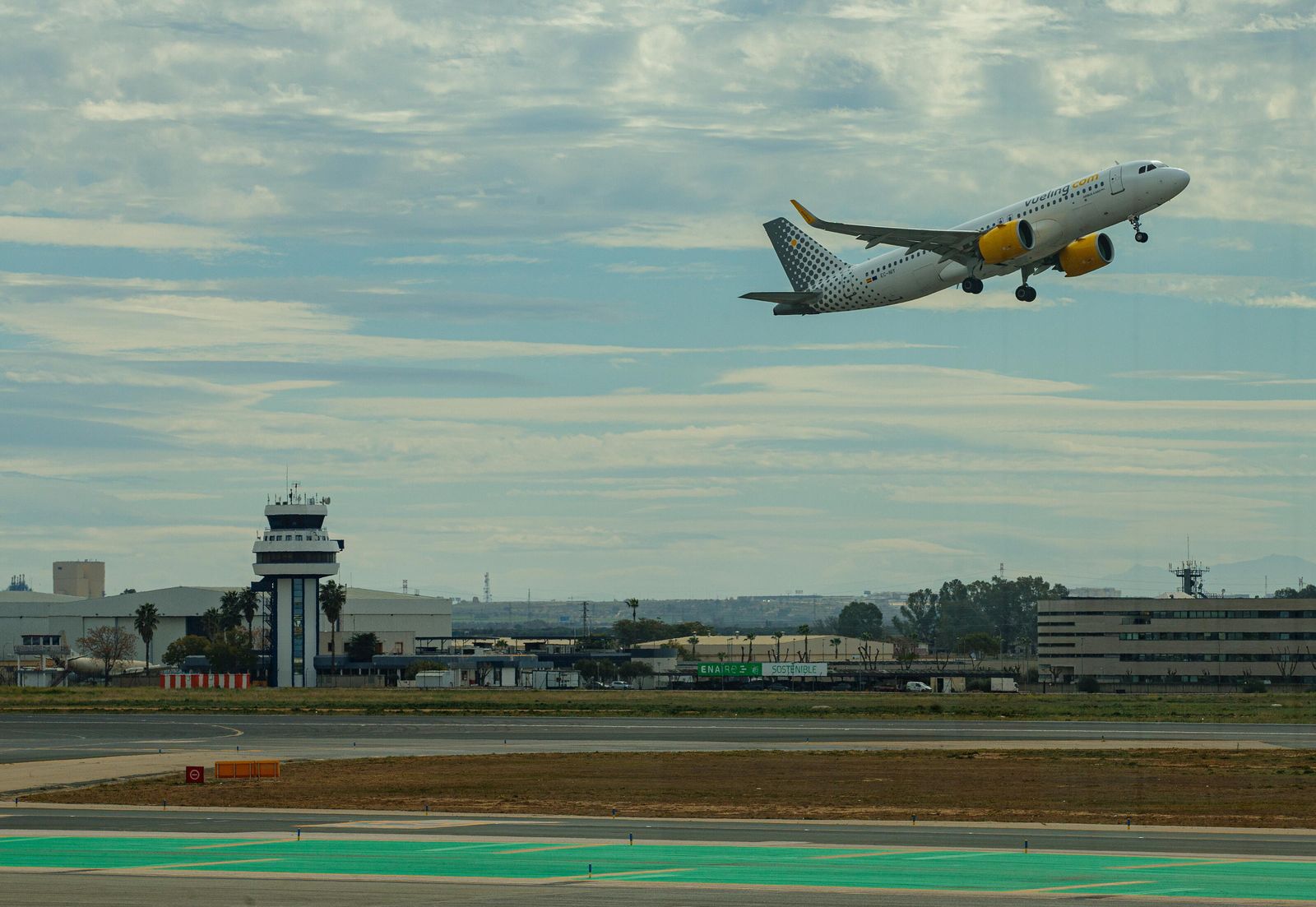 Un avión de Ryanair en el aeropuerto de Sevilla.